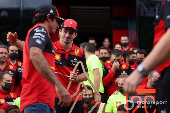 Carlos Sainz, Ferrari, Charles Leclerc, Ferrari, 1ª posición, el equipo Ferrari celebra la victoria