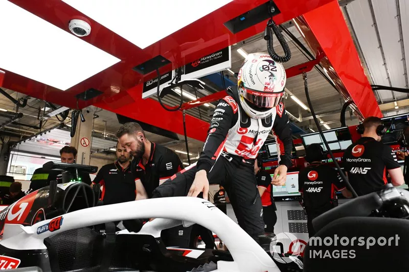Kevin Magnussen, Haas F1 Team, entre dans son cockpit