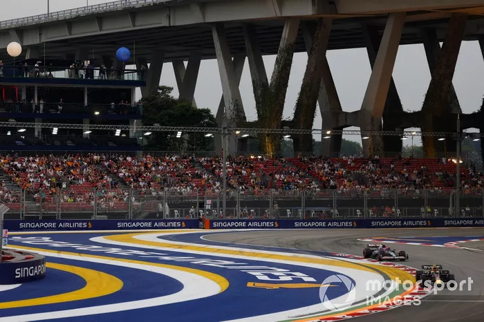 Sergio Perez, Red Bull Racing RB20, Yuki Tsunoda, RB F1 Team VCARB 01 