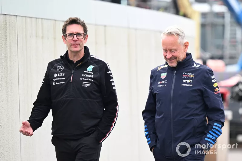 Andrew Shovlin, directeur de l'ingénierie en piste, Mercedes-AMG F1 Team, Jonathan Wheatley, directeur d'équipe, Red Bull Racing