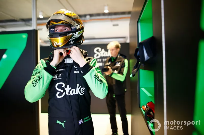 Robert Shwartzman, Stake F1 Team KICK Sauber, enfile son casque