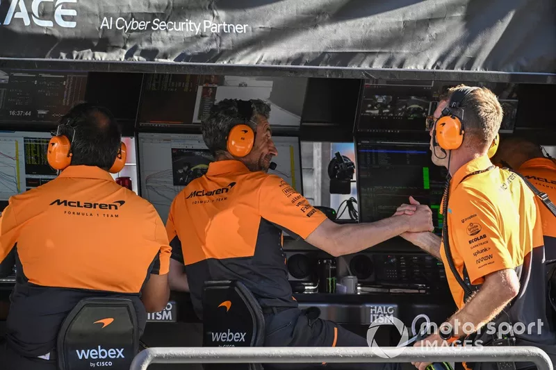 Andrea Stella, Team Principal, McLaren F1 Team, l'équipe McLaren célèbre sur le muret des stands à la fin de la course.