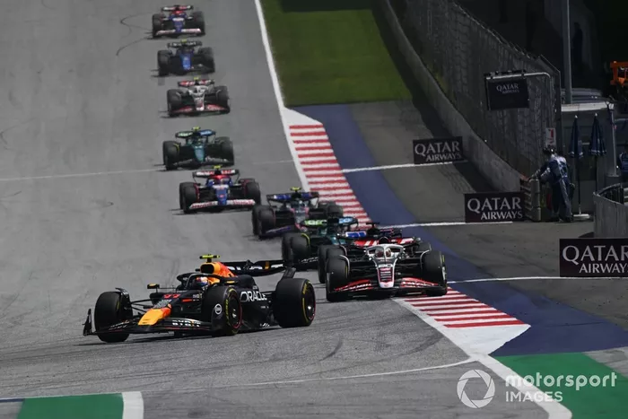 Sergio Pérez, Red Bull Racing RB20, Kevin Magnussen, Haas VF-24, Esteban Ocon, Alpine A524