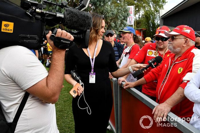 Un miembro de los medios de comunicación habla con los fans