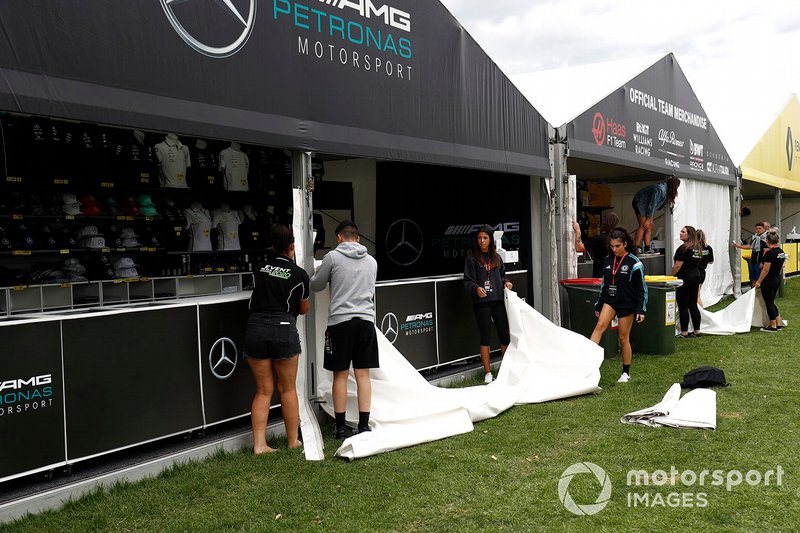 El desarme de los puestos de merchandising en el Albert Park.