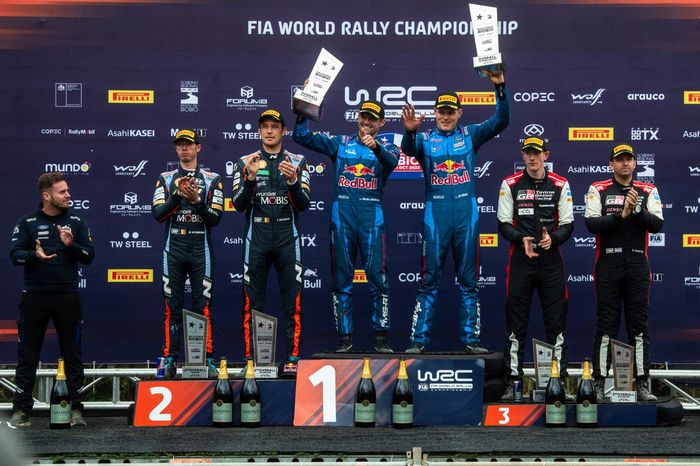 Podio: Ganadores Ott Tänak, Martin Järveoja, M-Sport Ford World Rally Team Ford Puma Rally1, segundo lugar Thierry Neuville, Martijn Wydaeghe, Hyundai World Rally Team Hyundai i20 N Rally1, tercer lugar Elfyn Evans, Scott Martin, Toyota Gazoo Racing WRT T