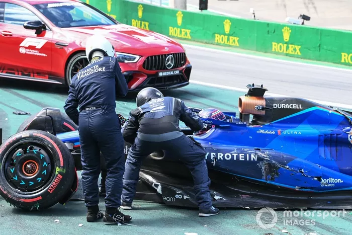 Delegados médicos de la FIA asisten a Alex Albon, Williams FW45, tras un choque en la salida con Kevin Magnussen, Haas VF-23