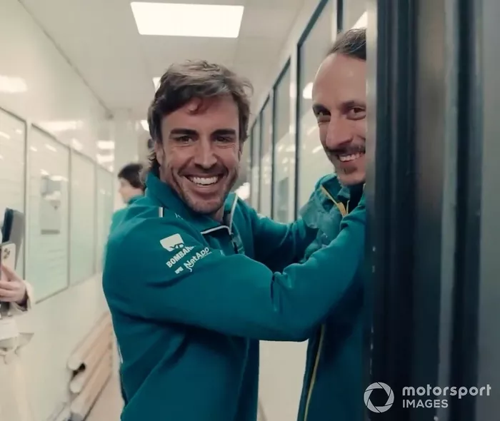 Fernando Alonso en la fábrica de Aston Martin