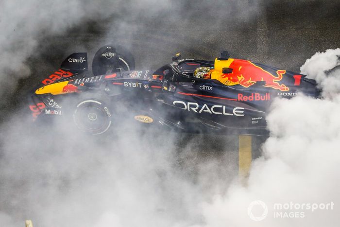 Max Verstappen, Red Bull Racing RB18, celebra la victoria con donuts