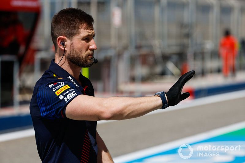 Un miembro del equipo Red Bull en el pit lane