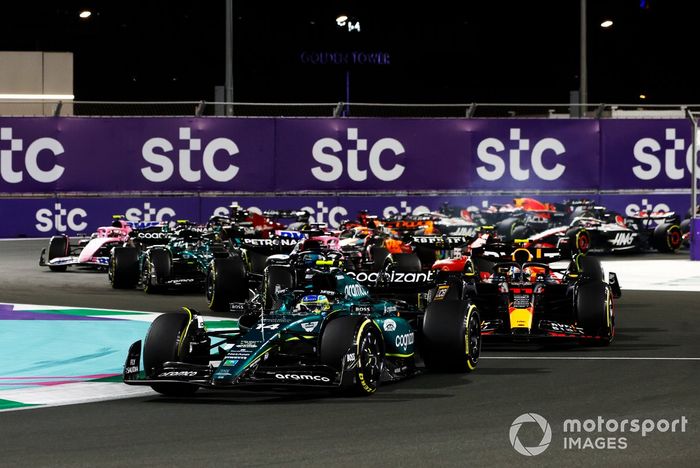 Fernando Alonso, Aston Martin AMR23, Sergio Pérez, Red Bull Racing RB19, George Russell, Mercedes F1 W14, el resto de la parrilla en la primera vuelta.