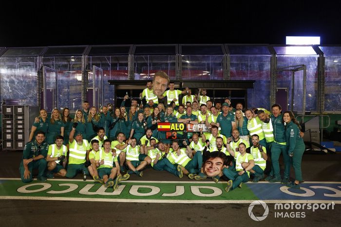 El equipo Aston Martin celebra el podio de Fernando Alonso