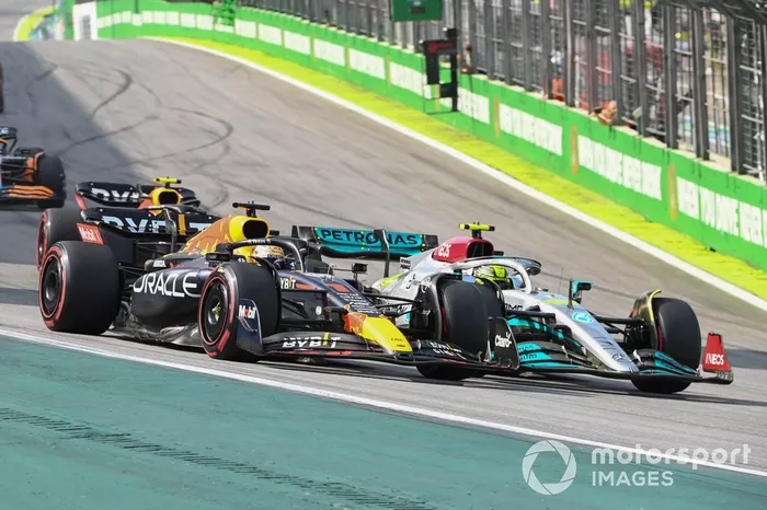 Max Verstappen, Red Bull Racing RB18, lucha con Lewis Hamilton, Mercedes W13