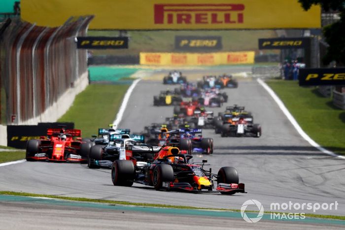 Max Verstappen, Red Bull Racing RB15, Lewis Hamilton, Mercedes AMG F1 W10 y Sebastian Vettel, Ferrari SF90 al inicio de la carrera