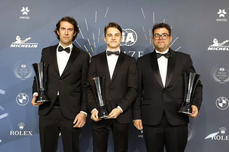 Giacomo Ricci, représentant de l'équipe Trident, vainqueur du championnat F3 par équipe, avec Oscar Piastri, vainqueur du championnat F2 et Rookie de l'année, et Rene Rosin représentant de Prema, vainqueur du championnat F2 par équipe