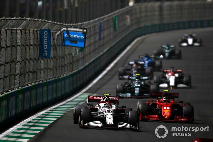 Antonio Giovinazzi, Alfa Romeo Racing C41, Carlos Sainz Jr., Ferrari SF21, y Sebastian Vettel, Aston Martin AMR21