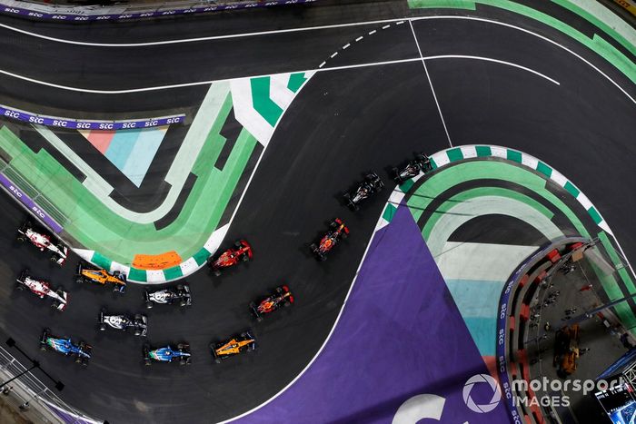 Lewis Hamilton, Mercedes W12, Valtteri Bottas, Mercedes W12, Max Verstappen, Red Bull Racing RB16B, Sergio Pérez, Red Bull Racing RB16B, Charles Leclerc, Ferrari SF21, y el resto de la parrilla al inicio