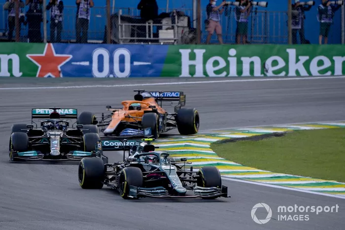 Sebastian Vettel, Aston Martin AMR21, Lewis Hamilton, Mercedes W12, y Daniel Ricciardo, McLaren MCL35M
