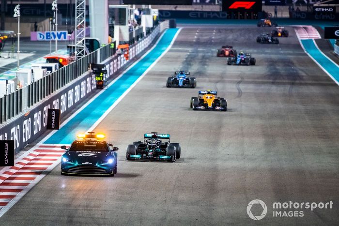 El Safety Car al frente de Lewis Hamilton, Mercedes W12, Lando Norris, McLaren MCL35M, Fernando Alonso, Alpine A521, el resto del grupo
