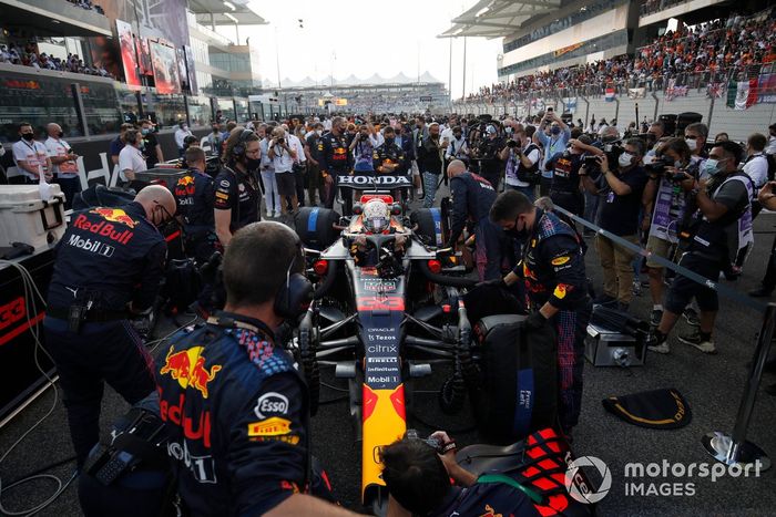 Max Verstappen, Red Bull Racing RB16B, llega a la parrilla