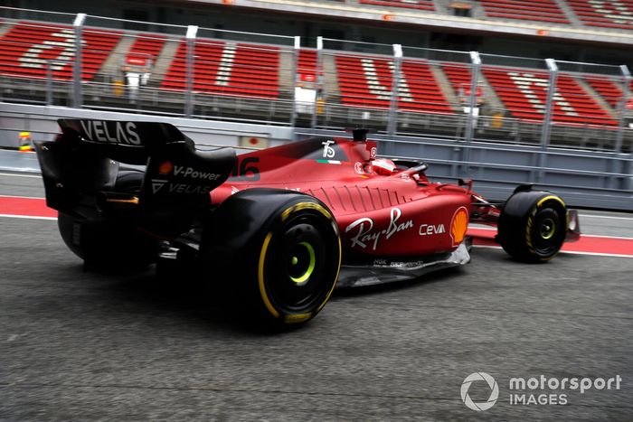 Charles Leclerc, Ferrari F1-75, saliendo del box