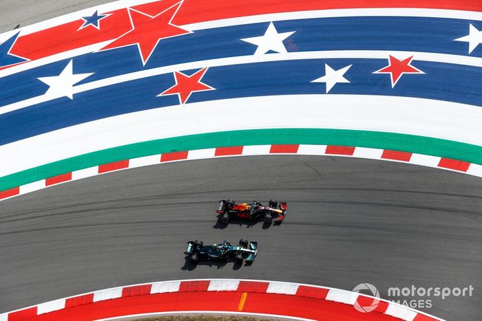 Sergio Pérez, Red Bull Racing RB16B, Sebastian Vettel, Aston Martin AMR21