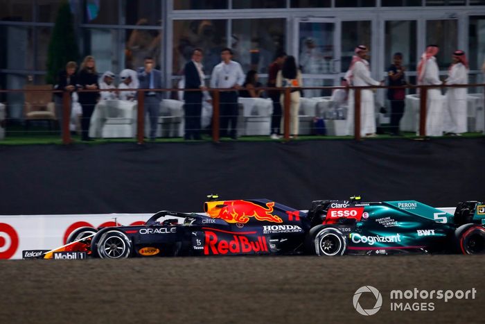 Sergio Pérez, Red Bull Racing RB16B, Sebastian Vettel, Aston Martin AMR21