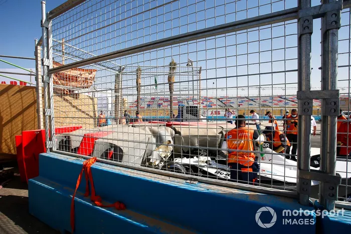 Marshals remove the car of Edoardo Mortara, Venturi Racing, Silver Arrow 02, from a barrier after his crash