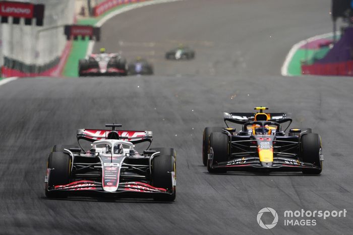 Oliver Bearman, Haas VF-24, Sergio Pérez, Red Bull Racing RB20 