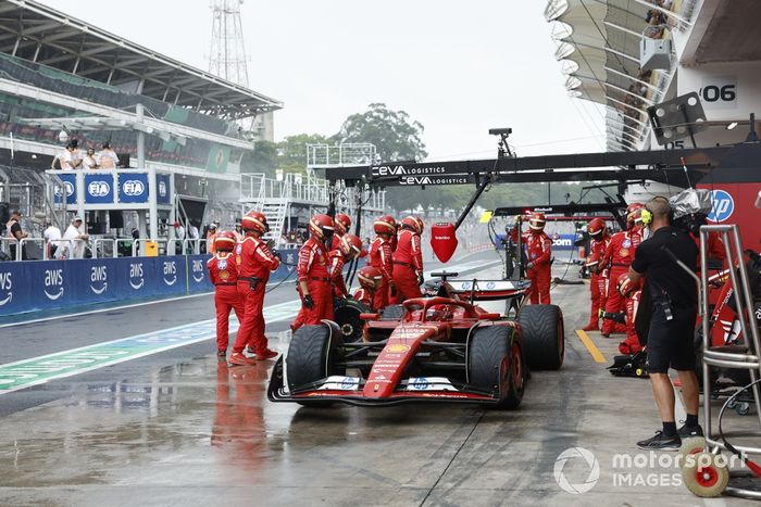 Charles Leclerc, Ferrari SF-24, hace una parada en boxes