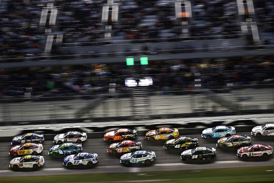 AJ Allmendinger, Kaulig Racing Chevrolet, Joey Logano, Team Penske Ford, Chase Elliott, Hendrick Motorsports Chevrolet