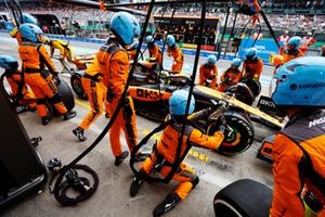 Lando Norris, McLaren MCL60, makes a pit stop