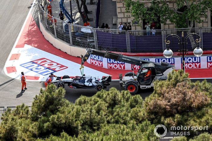 Oficiales de pista retiran el coche de Nyck de Vries, AlphaTauri AT04, del circuito