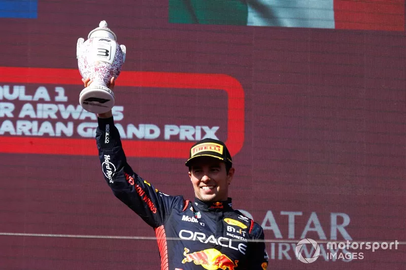 Sergio Perez, Red Bull Racing, 3° posizione, solleva il trofeo sul podio