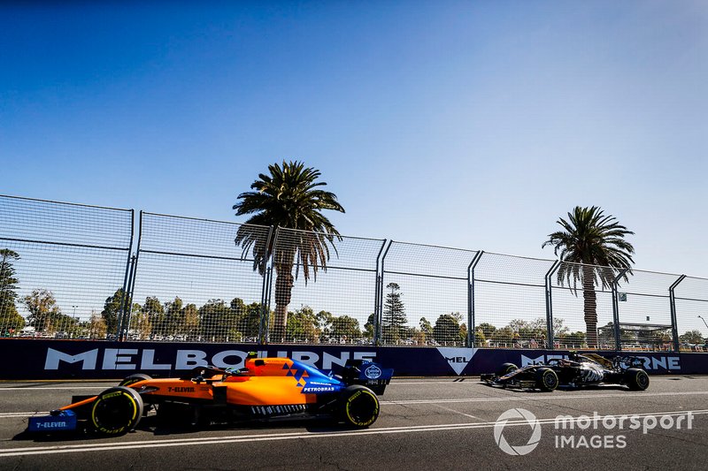 Lando Norris, McLaren MCL34, delante de Kevin Magnussen, Haas F1 Team VF-19