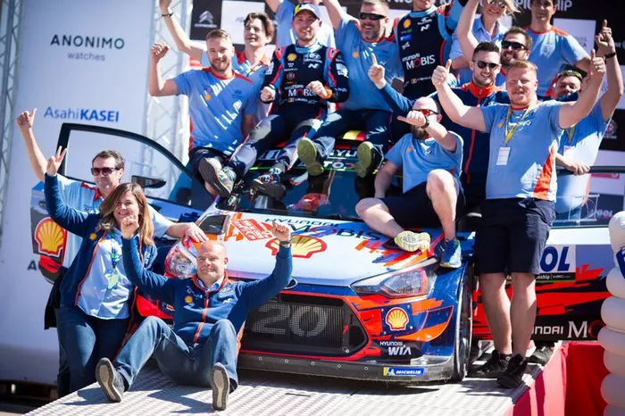 Podio: i vincitori Thierry Neuville, Nicolas Gilsoul, Hyundai Motorsport Hyundai i20 Coupe WRC con il team