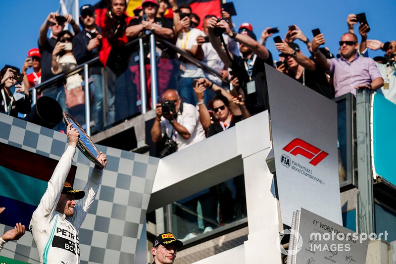 Valtteri Bottas, Mercedes AMG F1, vincitore, solleva il suo trofeo