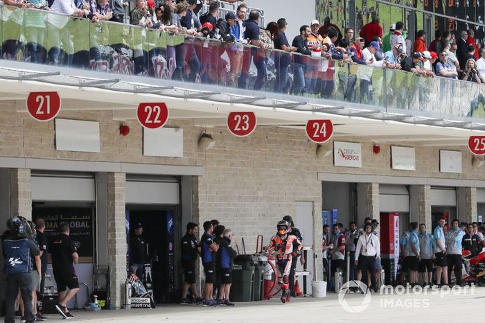 Jorge Lorenzo, Repsol Honda Team, corre por el pitlane
