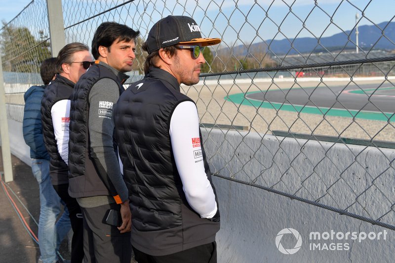 Zak Brown, McLaren Racing CEO, Carlos Sainz Jr., McLaren and Fernando Alonso, osservano l'azione a bordopista