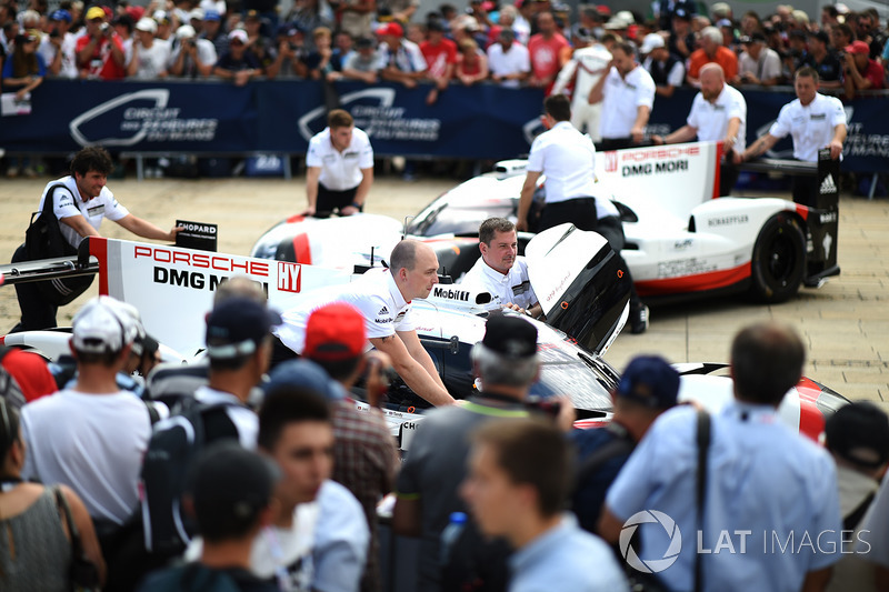 Команда Porsche Team толкает автомобиль перед технической комиссией