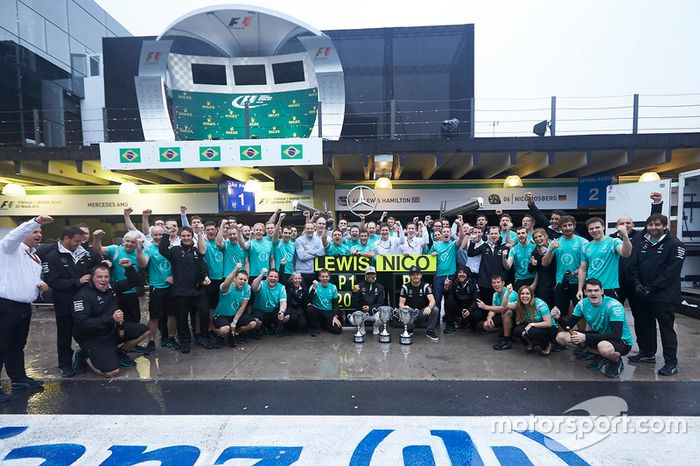 Ganador, Lewis Hamilton, Mercedes AMG F1 y Nico Rosberg, Mercedes AMG F1 celebran