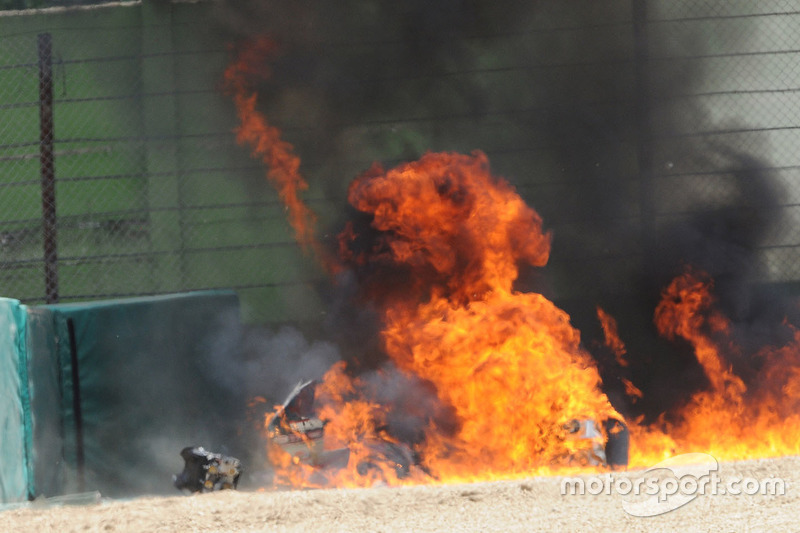 La moto en fuego de Eugene Laverty, Milwaukee Aprilia World Superbike Team