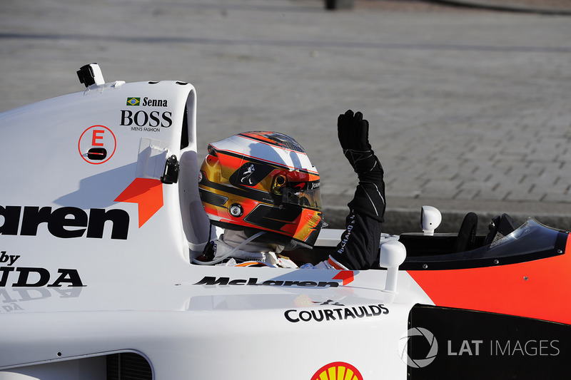 Stoffel Vandoorne, McLaren MCL32, muestra el McLaren MP4/6 conducido en 1991 por Ayrton Senna
