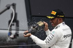 Podio: Ganador de la carrera Lewis Hamilton, Mercedes AMG F1, rocía con Champagne