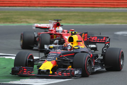 Max Verstappen, Red Bull Racing RB13, Sebastian Vettel, Ferrari SF70H