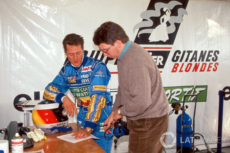 Michael Schumacher y Benetton director técnico Ross Brawn evalúan el desempeño del Ligier JS39B y el motor Renault V10