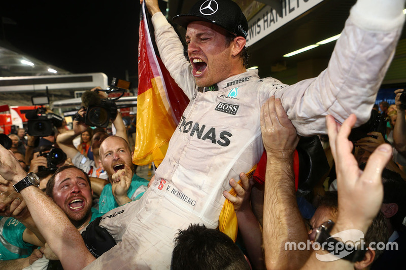 Nico Rosberg, Mercedes AMG Petronas F1 celebra ganando el Campeonato del mundo con sus amigos y equi