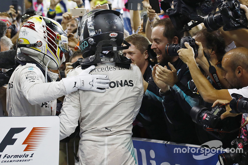 Nico Rosberg en Lewis Hamilton, Mercedes AMG F1 na de finish