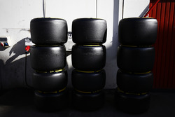 Des piles de pneus Pirelli