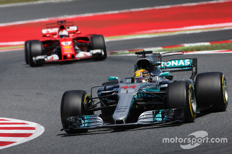 Lewis Hamilton, Mercedes AMG F1 W08, Sebastian Vettel, Ferrari SF70H